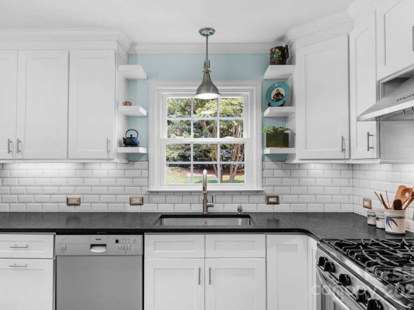 2125 Lawton Bluff Road, Charlotte, NC 28226.  MLS# CAR4275483, YatesRealty ID 31047. 