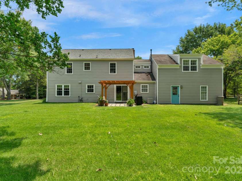 2125 Lawton Bluff Road, Charlotte, NC 28226.  MLS# CAR4275483, YatesRealty ID 31047. 