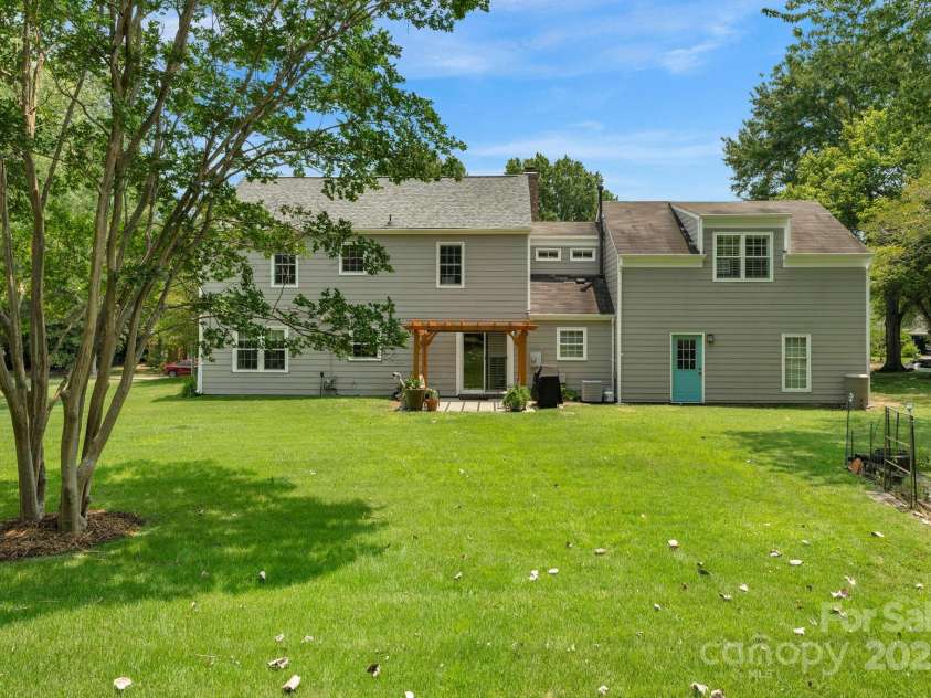 2125 Lawton Bluff Road, Charlotte, NC 28226.  MLS# CAR4275483, YatesRealty ID 31047. 