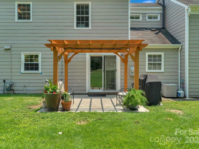 2125 Lawton Bluff Road, Charlotte, NC 28226.  MLS# CAR4275483, YatesRealty ID 31047. 