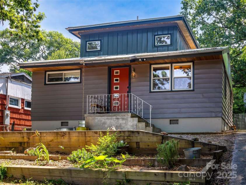 44 Broadview Avenue, Asheville, NC 28803.  MLS# CAR4276308, YatesRealty ID 31048. 
