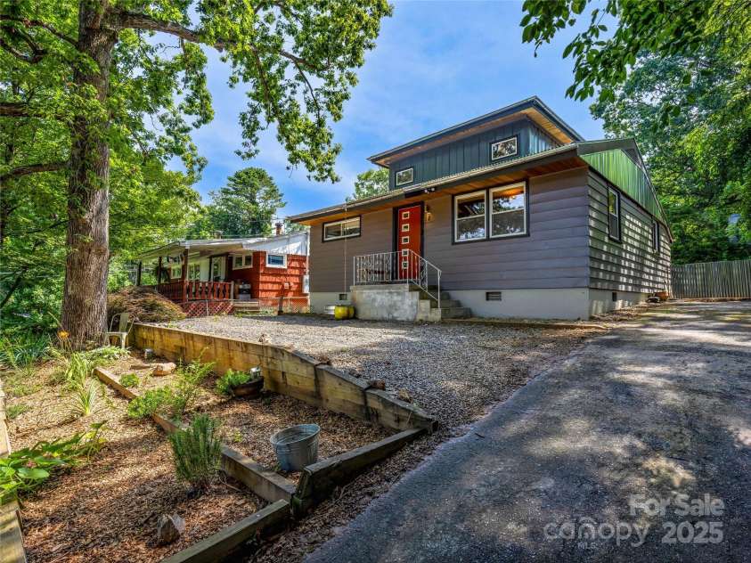 44 Broadview Avenue, Asheville, NC 28803.  MLS# CAR4276308, YatesRealty ID 31048. 