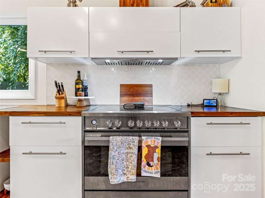 44 Broadview Avenue, Asheville, NC 28803.  MLS# CAR4276308, YatesRealty ID 31048. 