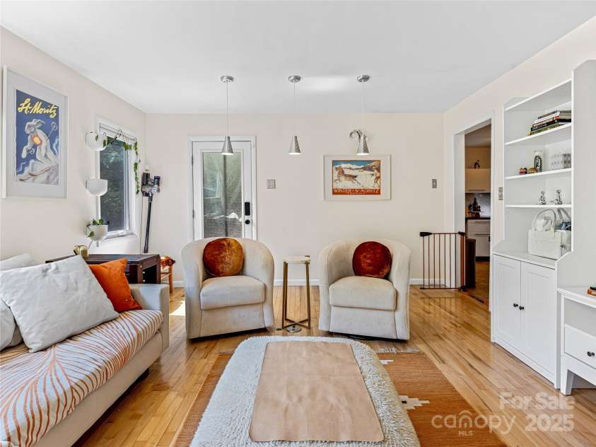 44 Broadview Avenue, Asheville, NC 28803.  MLS# CAR4276308, YatesRealty ID 31048. 