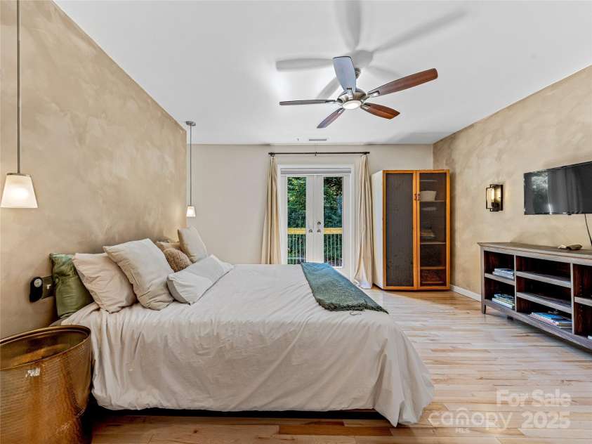 44 Broadview Avenue, Asheville, NC 28803.  MLS# CAR4276308, YatesRealty ID 31048. 