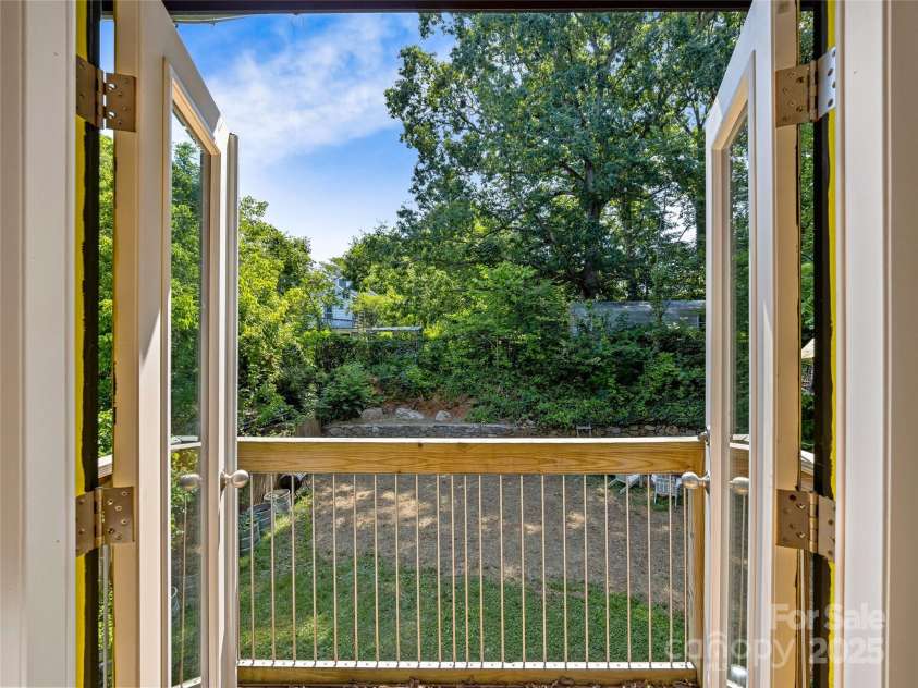 44 Broadview Avenue, Asheville, NC 28803.  MLS# CAR4276308, YatesRealty ID 31048. 