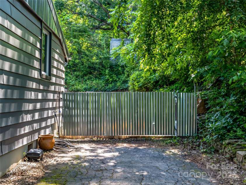 44 Broadview Avenue, Asheville, NC 28803.  MLS# CAR4276308, YatesRealty ID 31048. 