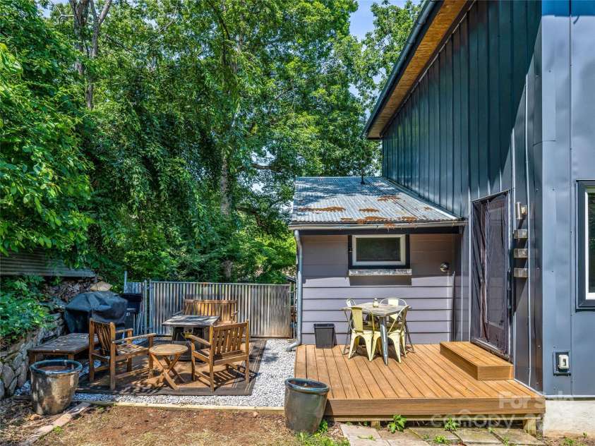 44 Broadview Avenue, Asheville, NC 28803.  MLS# CAR4276308, YatesRealty ID 31048. 