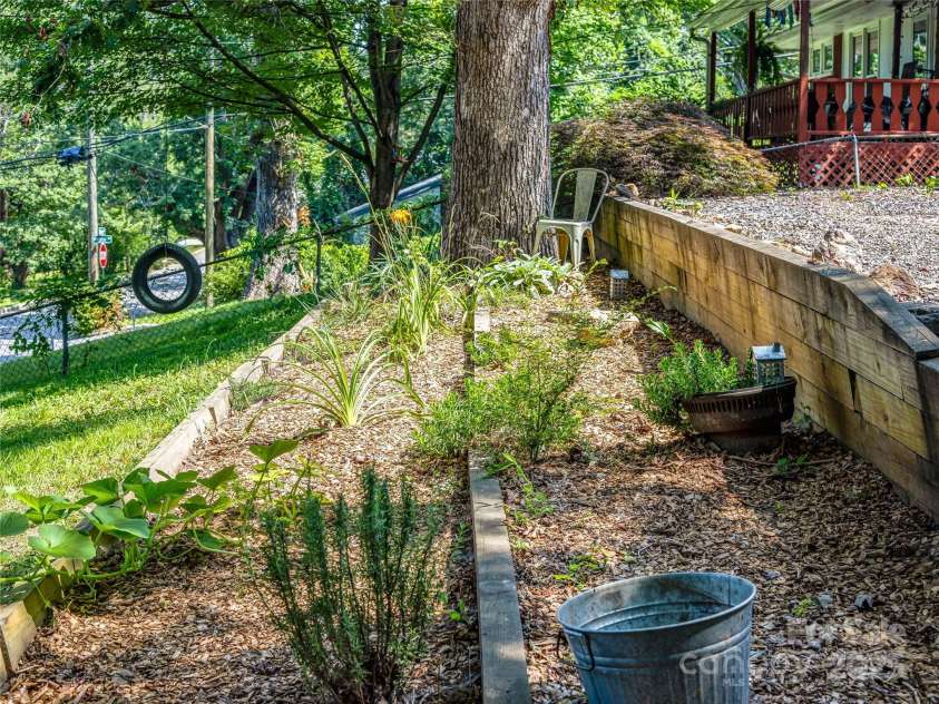 44 Broadview Avenue, Asheville, NC 28803.  MLS# CAR4276308, YatesRealty ID 31048. 