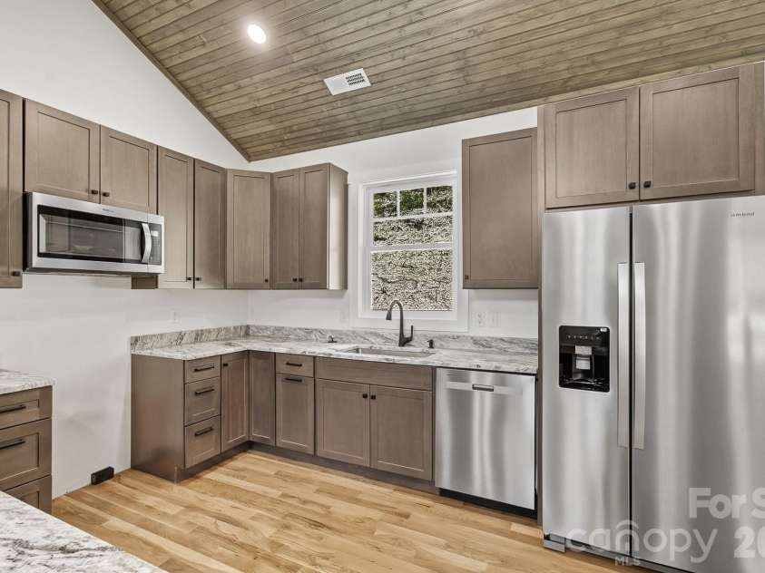 73 Rocking Porch Road, Asheville, NC 28805.  MLS# CAR4389092, YatesRealty ID 31049. 