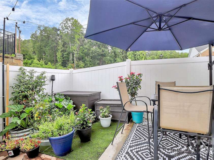 713 Henderson Valley Way, Belmont, NC 28012.  MLS# CAR4277961, YatesRealty ID 31050. Backyard Oasis