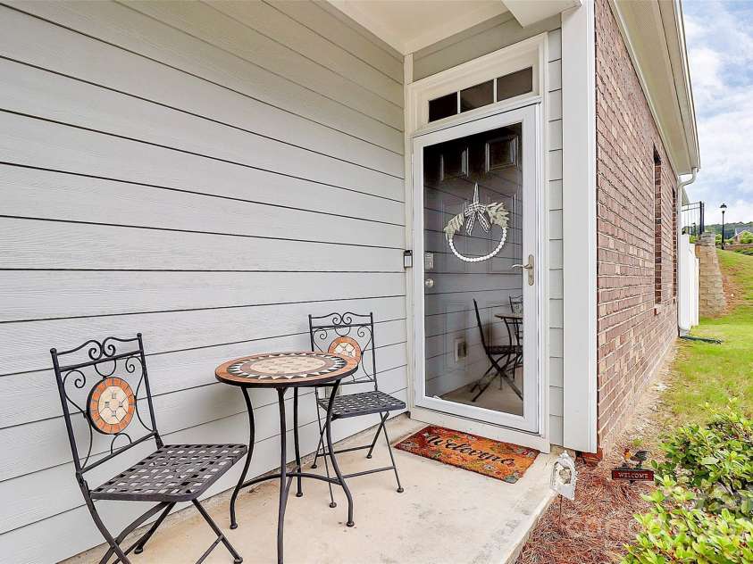 713 Henderson Valley Way, Belmont, NC 28012.  MLS# CAR4277961, YatesRealty ID 31050. Front Porch