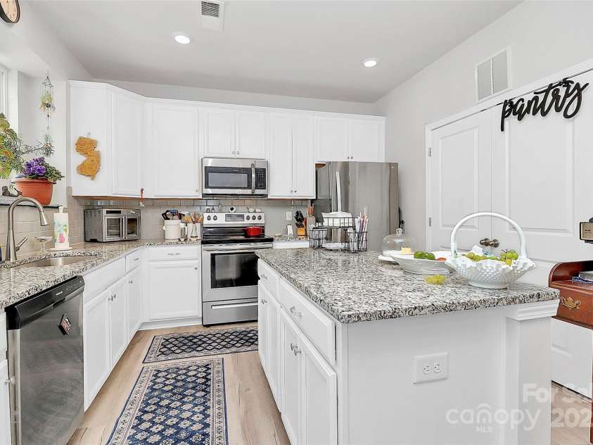 713 Henderson Valley Way, Belmont, NC 28012.  MLS# CAR4277961, YatesRealty ID 31050. Kitchen with granite counters