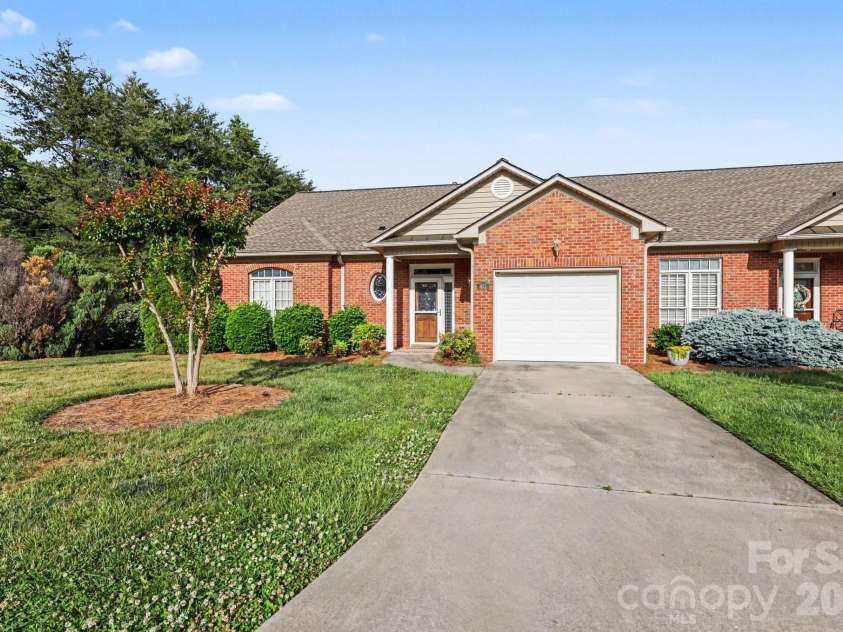411 Northbridge Drive, High Point, NC 27265.  MLS# CAR4383000, YatesRealty ID 31051. 