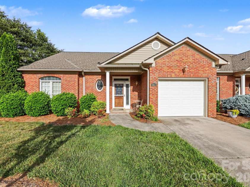 411 Northbridge Drive, High Point, NC 27265.  MLS# CAR4383000, YatesRealty ID 31051. 