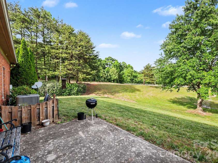 411 Northbridge Drive, High Point, NC 27265.  MLS# CAR4383000, YatesRealty ID 31051. Back patio