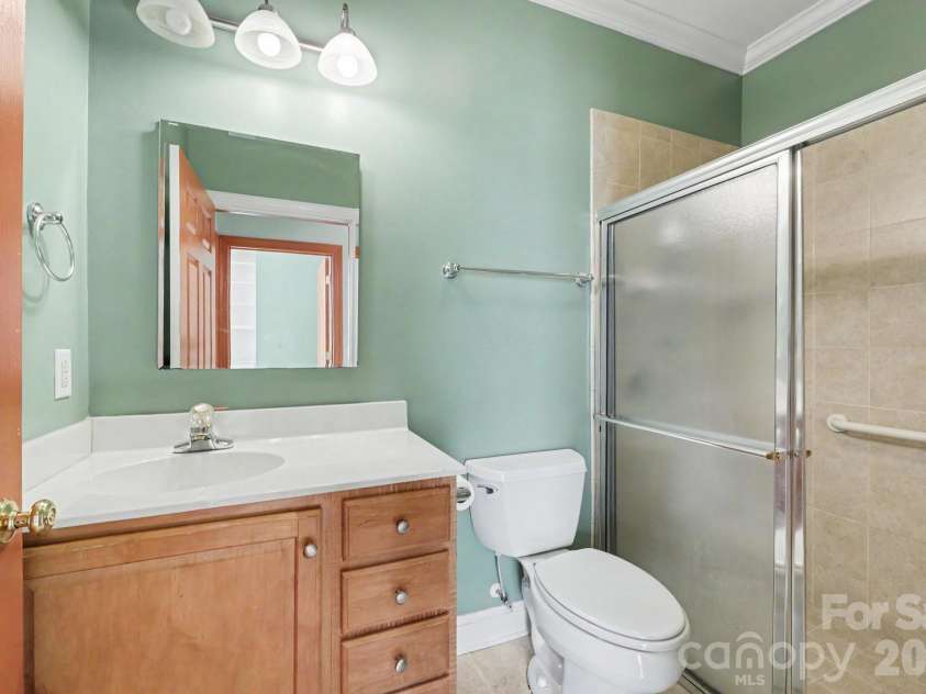 411 Northbridge Drive, High Point, NC 27265.  MLS# CAR4383000, YatesRealty ID 31051. Full bathroom