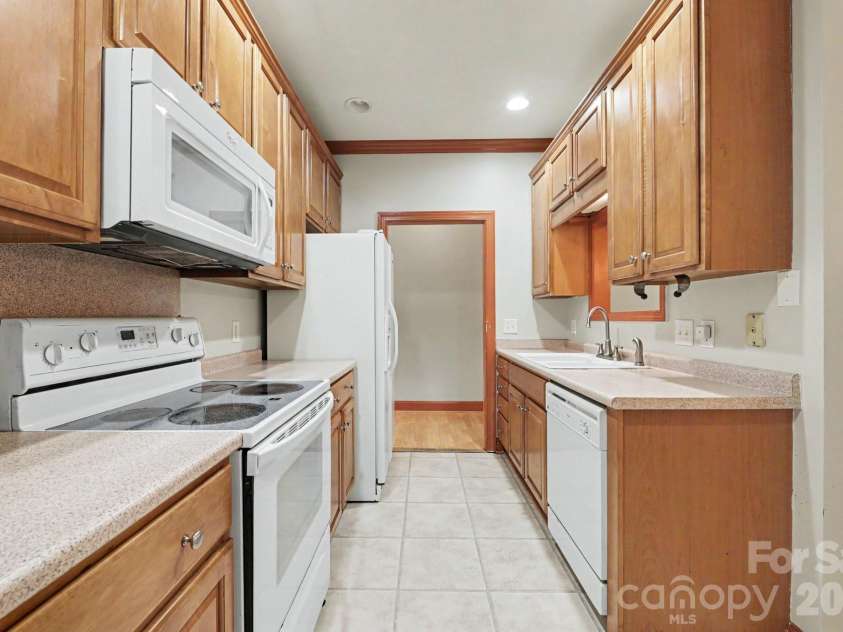 411 Northbridge Drive, High Point, NC 27265.  MLS# CAR4383000, YatesRealty ID 31051. Kitchen