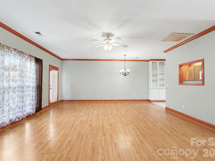 411 Northbridge Drive, High Point, NC 27265.  MLS# CAR4383000, YatesRealty ID 31051. Living room