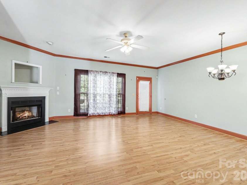 411 Northbridge Drive, High Point, NC 27265.  MLS# CAR4383000, YatesRealty ID 31051. Living room