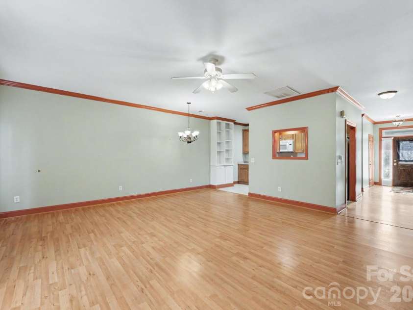 411 Northbridge Drive, High Point, NC 27265.  MLS# CAR4383000, YatesRealty ID 31051. Living room