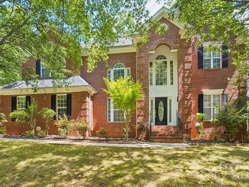 8020 Garnkirk Drive, Huntersville, NC 28078.  MLS# CAR4279896, YatesRealty ID 31053. Welcome Home!