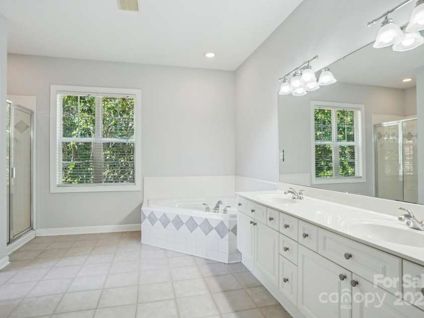 8020 Garnkirk Drive, Huntersville, NC 28078.  MLS# CAR4303503, YatesRealty ID 31053. Spacious Primary BathShower & Garden Tub