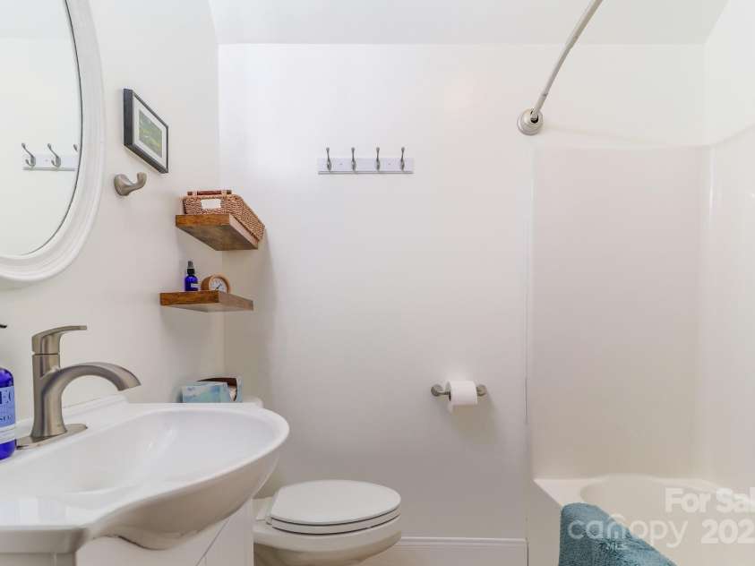 142 Ridge Brook Drive, Weaverville, NC 28787.  MLS# CAR4332710, YatesRealty ID 31054. Basement Bath