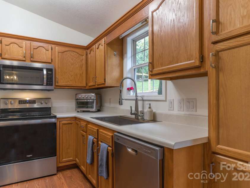 142 Ridge Brook Drive, Weaverville, NC 28787.  MLS# CAR4332710, YatesRealty ID 31054. Kitchen