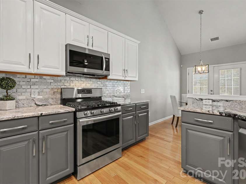 2517 Coltsgate Road, Waxhaw, NC 28173.  MLS# CAR4415991, YatesRealty ID 31055. Gas cooking range and updated appliances