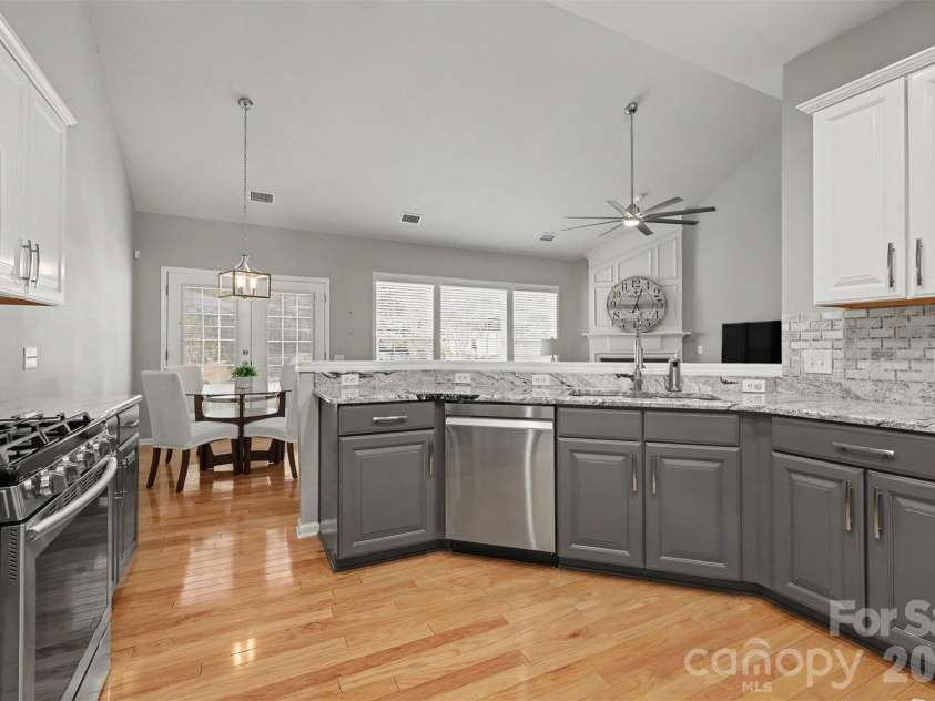 2517 Coltsgate Road, Waxhaw, NC 28173.  MLS# CAR4415991, YatesRealty ID 31055. Updated Kitchen with granite and backspash
