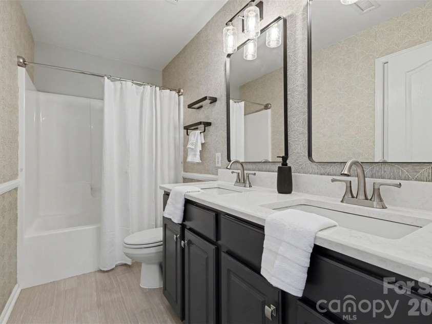 2517 Coltsgate Road, Waxhaw, NC 28173.  MLS# CAR4415991, YatesRealty ID 31055. Upstairs Hall Bathroom
