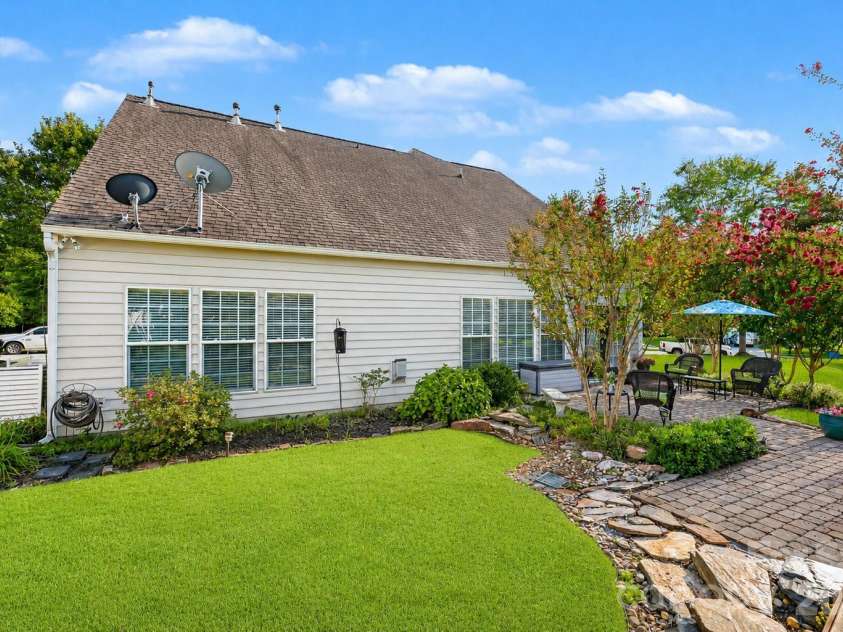 2517 Coltsgate Road, Waxhaw, NC 28173.  MLS# CAR4415991, YatesRealty ID 31055. Well maintained yard