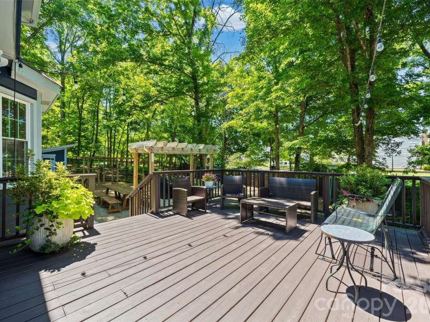 10924 Pampas Circle, Charlotte, NC 28226.  MLS# CAR4389053, YatesRealty ID 31056. 