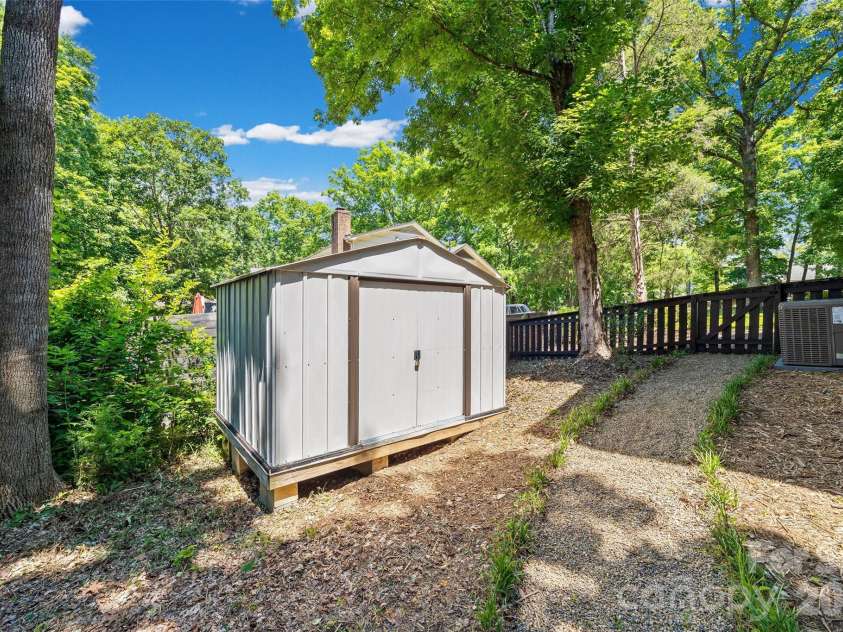 10924 Pampas Circle, Charlotte, NC 28226.  MLS# CAR4389053, YatesRealty ID 31056. 