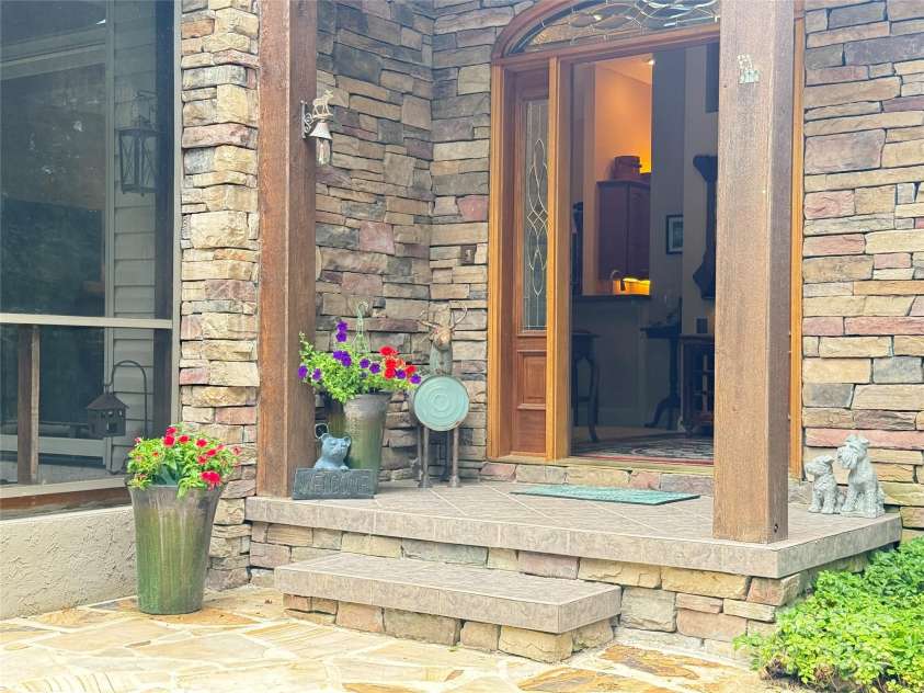 877 Soquili Drive, Brevard, NC 28712.  MLS# CAR4282524, YatesRealty ID 31057. Welcome to this charming home.