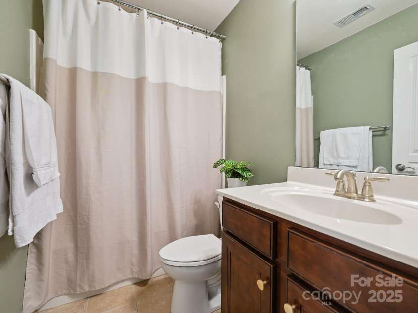2246 Kensington Station Parkway, Charlotte, NC 28210.  MLS# CAR4280728, YatesRealty ID 31060. Full Bath 2