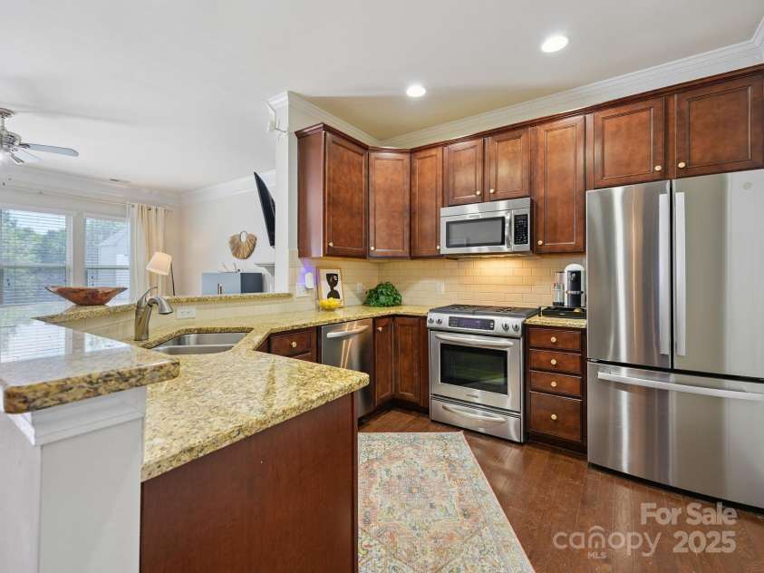 2246 Kensington Station Parkway, Charlotte, NC 28210.  MLS# CAR4280728, YatesRealty ID 31060. Kitchen