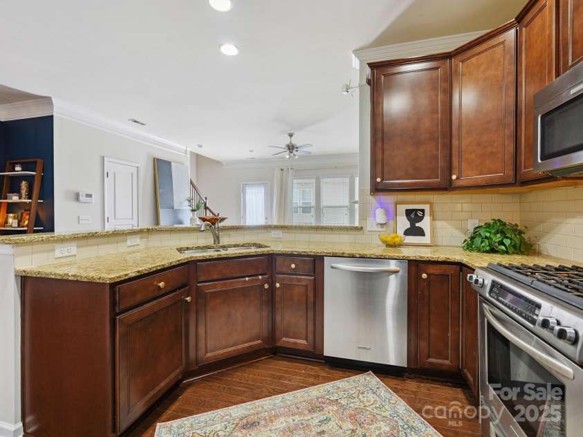 2246 Kensington Station Parkway, Charlotte, NC 28210.  MLS# CAR4280728, YatesRealty ID 31060. Kitchen