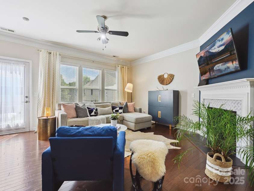2246 Kensington Station Parkway, Charlotte, NC 28210.  MLS# CAR4280728, YatesRealty ID 31060. Living Room