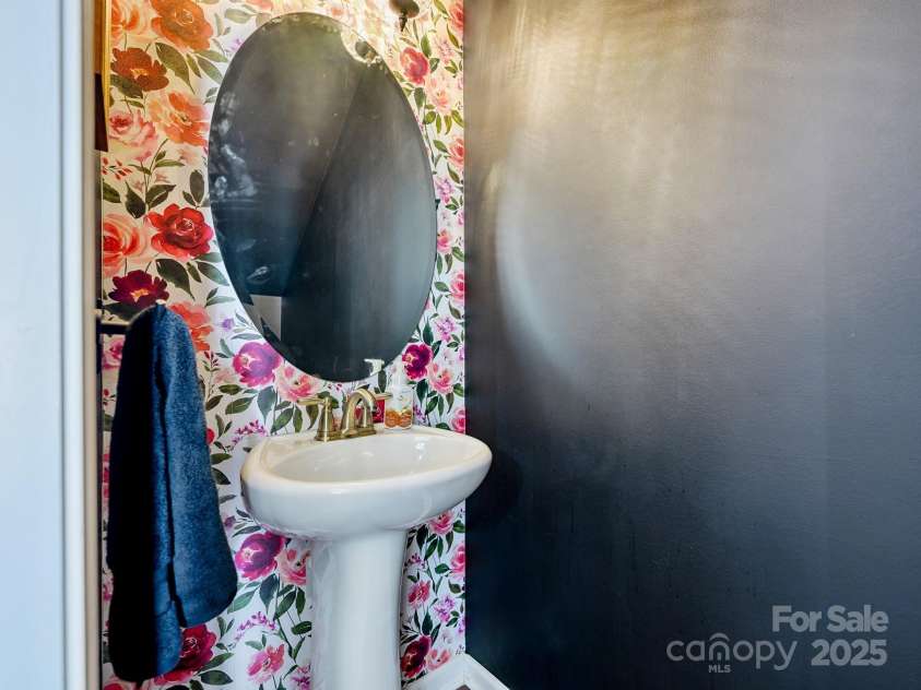 2246 Kensington Station Parkway, Charlotte, NC 28210.  MLS# CAR4280728, YatesRealty ID 31060. Powder Room