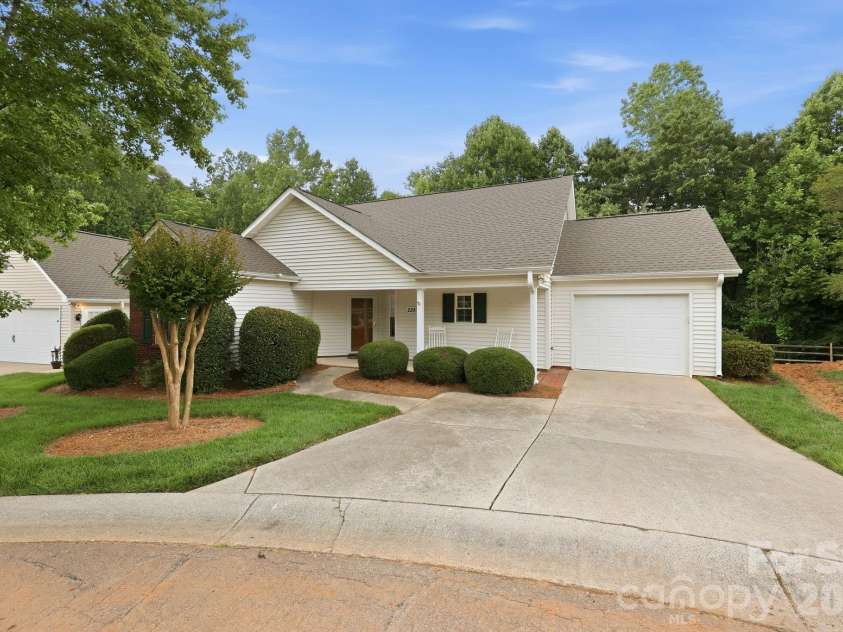 228 Oak Village Parkway, Mooresville, NC 28117.  MLS# CAR4391804, YatesRealty ID 31061. 