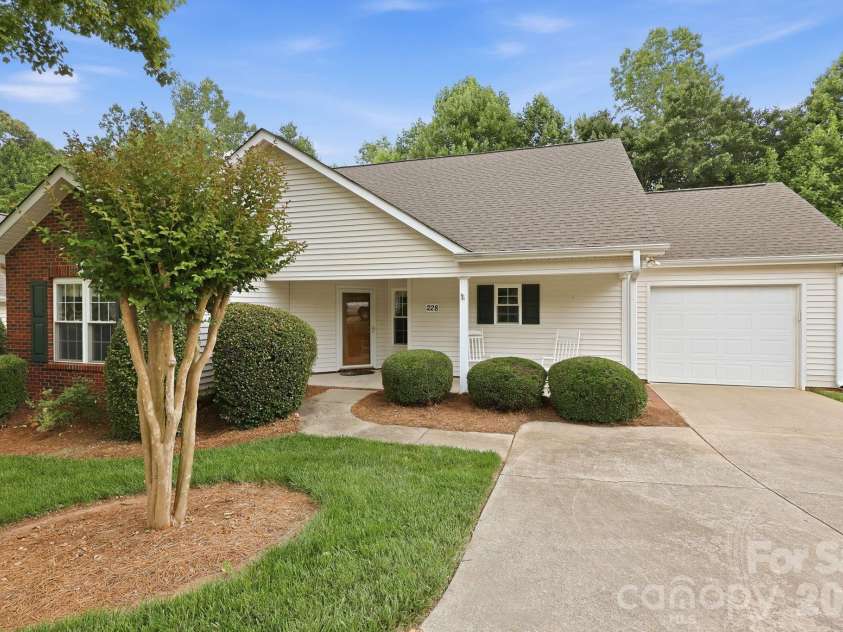 228 Oak Village Parkway, Mooresville, NC 28117.  MLS# CAR4391804, YatesRealty ID 31061. 