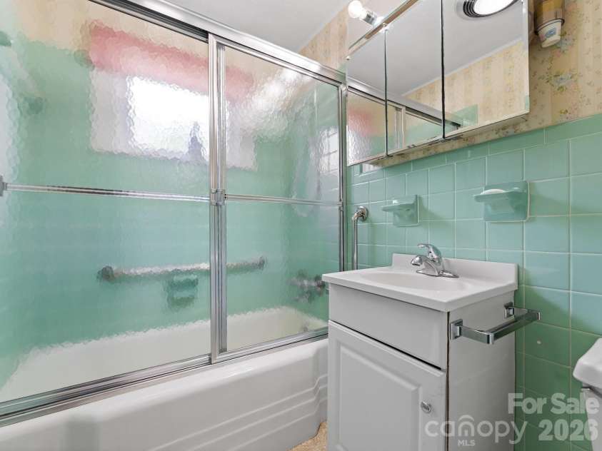 1230 Dana Road, Hendersonville, NC 28792.  MLS# CAR4392135, YatesRealty ID 31064. Bathroom
