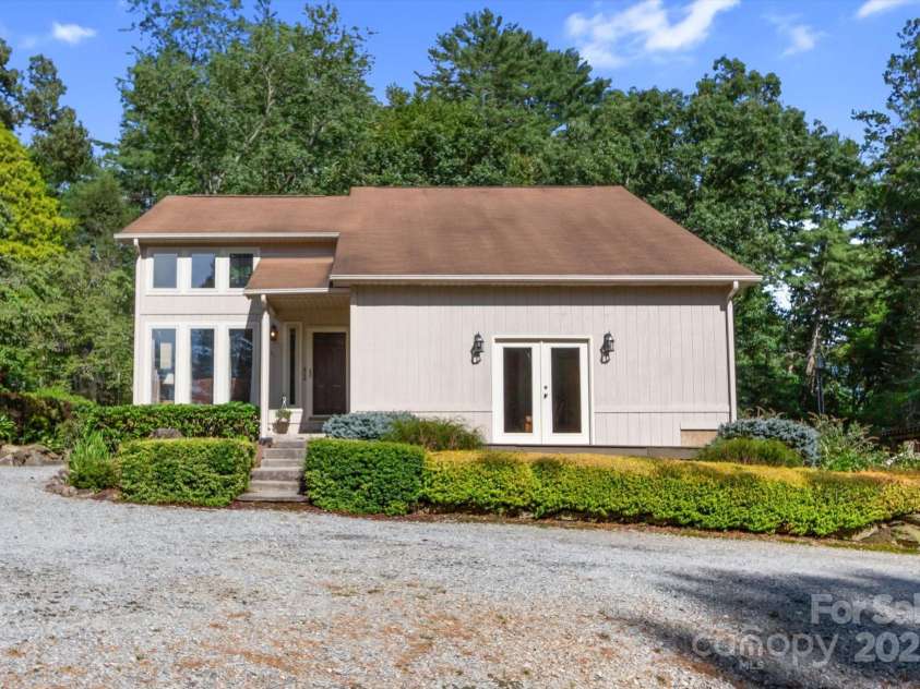 202 Merriwood Lane, Hendersonville, NC 28791.  MLS# CAR4288817, YatesRealty ID 31064. 