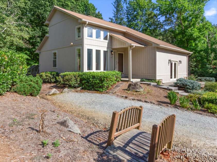202 Merriwood Lane, Hendersonville, NC 28791.  MLS# CAR4288817, YatesRealty ID 31064. 