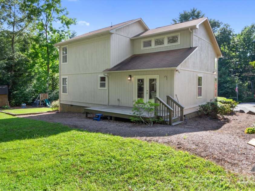 202 Merriwood Lane, Hendersonville, NC 28791.  MLS# CAR4288817, YatesRealty ID 31064. 