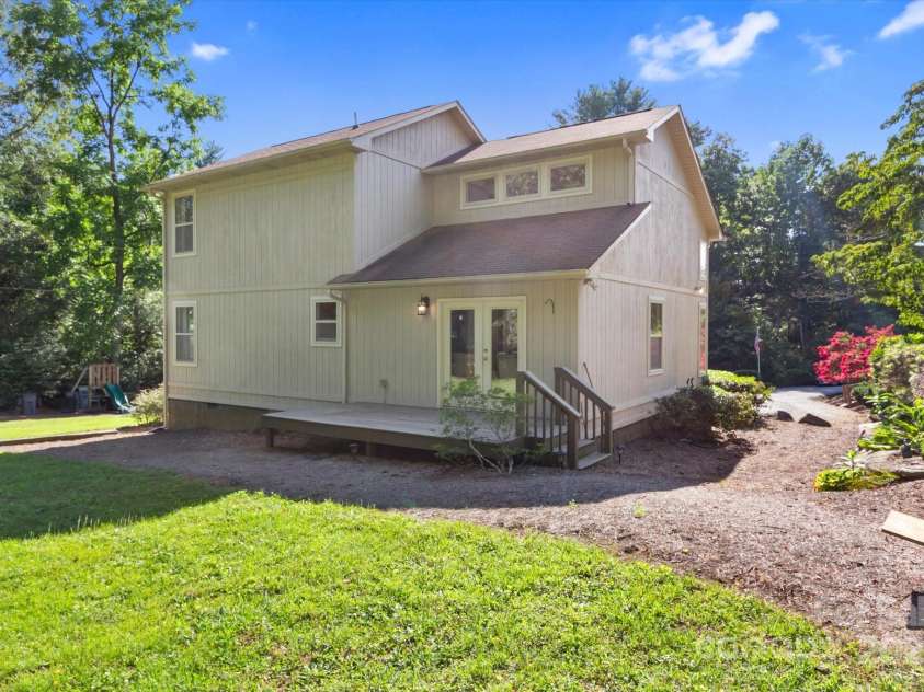 202 Merriwood Lane, Hendersonville, NC 28791.  MLS# CAR4288817, YatesRealty ID 31064. 