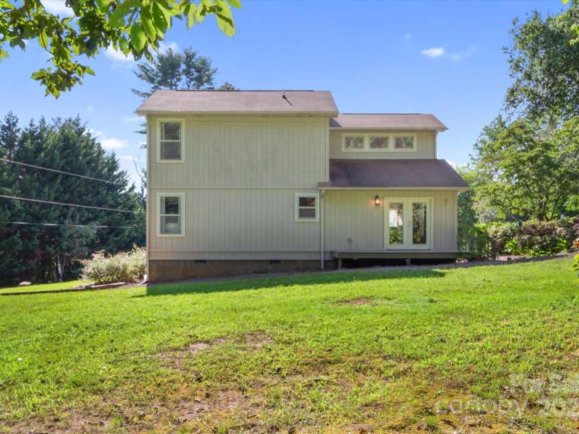 202 Merriwood Lane, Hendersonville, NC 28791.  MLS# CAR4288817, YatesRealty ID 31064. 