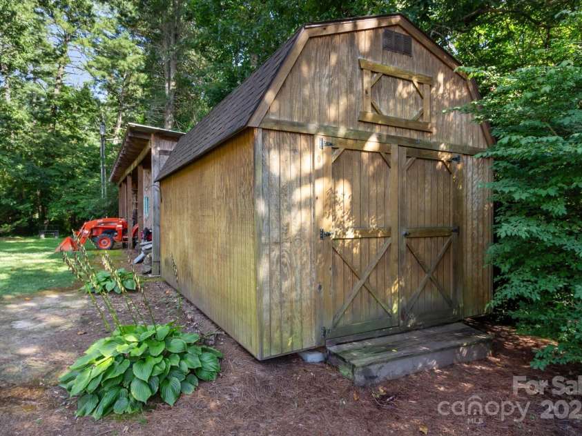 202 Merriwood Lane, Hendersonville, NC 28791.  MLS# CAR4288817, YatesRealty ID 31064. 